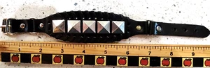 Armband Unisex schwarz Leder Pyramide Nieten verstellbar NEU - Bild 1 von 5
