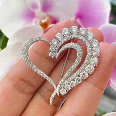 Broches broches de corazón de lujo de diamantes simulados redondos de 2,40 quilates chapados en oro blanco de 14 k Foto 1 de 4