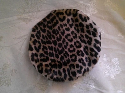 VERDADERA Boina de Colección Años 50/60 Imitación Estampado de LEOPARDO PIEL PLANA con Cinta de Grano Bruto Foto 1 de 4