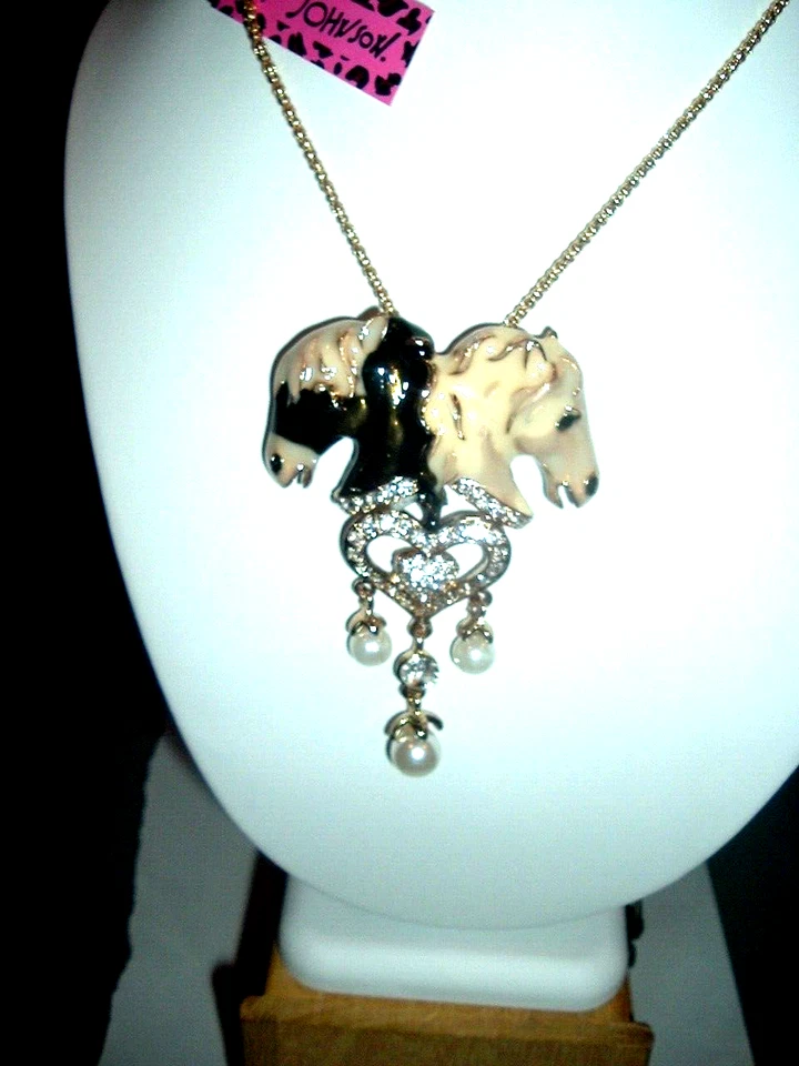 COLLAR DE PERLAS COLGANTES CORAZÓN CABALLO Esmalte Multicolor Beige Johnson Beige Negro Foto 1 de 4