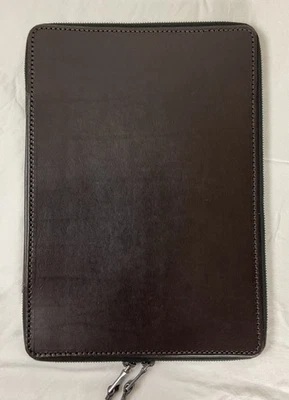 RARO Nuevo John Varvatos Colección Cuero Marrón Acolchado Laptop Estuche Bolso con Cremallera Foto 1 de 4