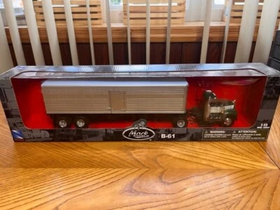 NUEVO TRACTOR RAY MACK B-61 CON REMOLQUE PLATEADO CABINA VERDE 16103 Foto 1 de 4