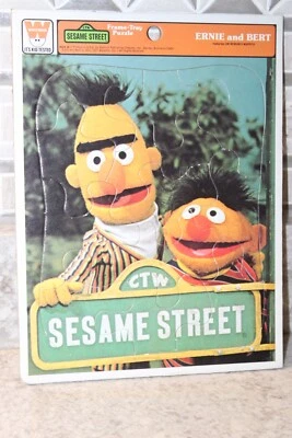 Quebra-cabeça bandeja vintage Whitman Sesame Street 12 peças Bert e Ernie Muppets - Imagem 1 de 4