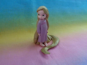 Figura o adorno de pastel de PVC Rapunzel para niños pequeños enredados de Disney - Usado en Excelente Condición - Imagen 1 de 7