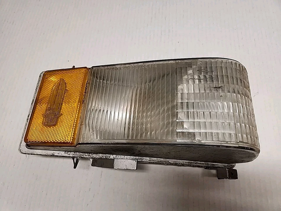 复古凯迪拉克转角转向信号镜头。 3 个破损安装标签缺少 5966732 — 第 1/4 张图片