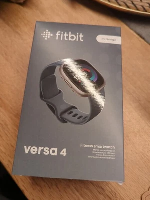 Fitbit Versa 4 Smartwatch  - Blau mit Silikonarmband - Original Verpackt  - Bild 1 von 3
