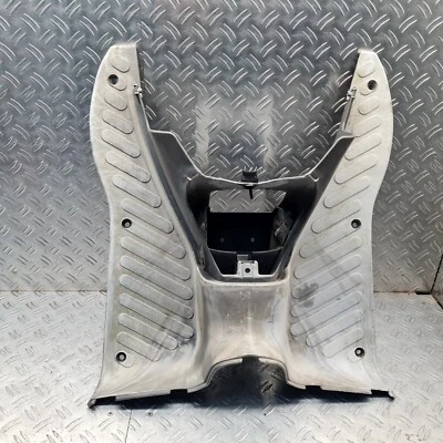 Estribo reposapiés revestimiento Derbi Predator 50 2T LC/AC año 98-01 original #26316 Foto 1 de 4