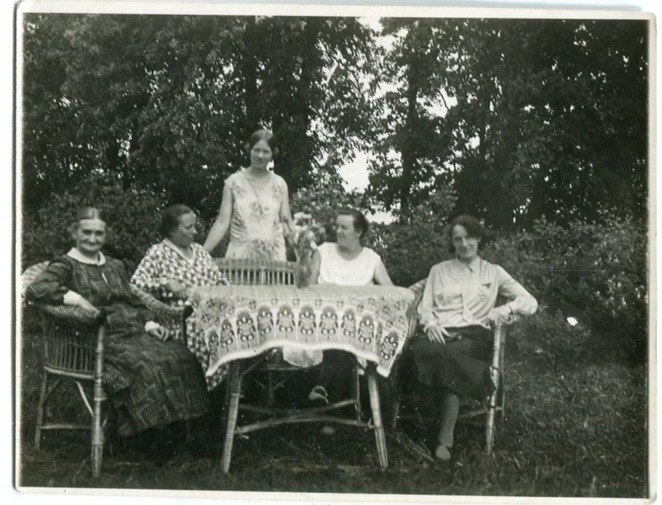 Orig. Foto NEUSALZ /Oder /NOWA SÓL Frauen in Garten 20/30er Ja. - Bild 1 von 1