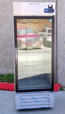 Refrigerador de laboratorio con puerta de vidrio THERMO FISHER SCIENTIFIC TSG30RSGA Foto 1 de 4