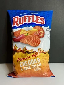 🟢 Neue exklusive Rüschen Flamin Hot Cheddar & Sour Cream aromatisierte Kartoffelchips - Bild 1 von 2