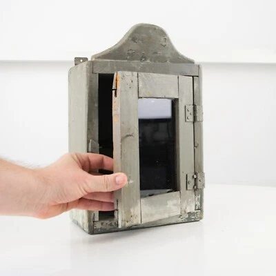 Mueble de baño vintage de madera gris. Mueble de pared para medicina industrial. Foto 1 de 4