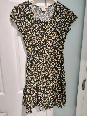 Pasaporte Adolescentes/Damas Talla Vestido corto pequeño negro con flores amarillas y blancas Foto 1 de 2