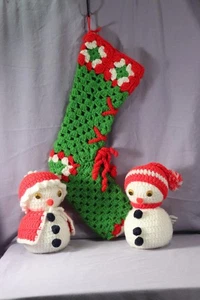 Calza natalizia vintage fatta a mano all'uncinetto nonna quadrata più 2 pupazzi di neve fatti a mano - Foto 1 di 9