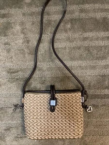 Bolso Bandolera Brighton Tejido Beige Marrón Ratán Correas de Cuero Dijes Plateados - Imagen 1 de 7