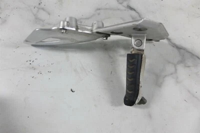 07 Triumph Tiger 1050 front right foot rest peg and mount bracket - Изображение 1 из 4