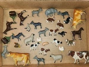 Antiguo Lote de 32 Figuras de Plomo - Gran Bretaña Granja Vacas Cabras Collie Perros Pollos + - Imagen 1 de 4