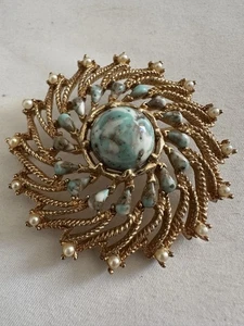 Spilla vintage Sarah Coventry pietra marmorizzata tono oro con perle finte - Foto 1 di 3