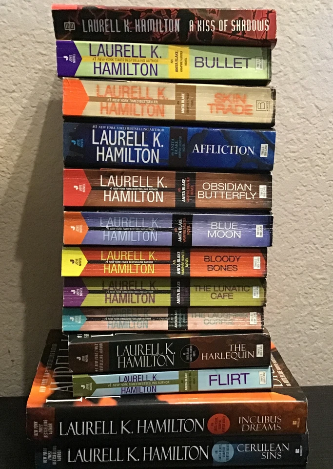 Lot 13 Laurell K. Hamilton Blake 2,4,5,8,9,11,12,15,17, 18,19,23 Gentry 1 @44 - Изображение 1 из 1