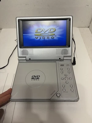 Reproductor de DVD portátil 398 GB; pantalla de 7” con adaptador de CA, Foto 1 de 4