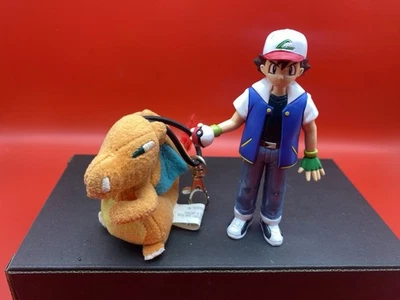 Figura de acción TOMY Ash Ketchum Pokemon Trainer 1998 de colección + llavero Charizard Foto 1 de 4