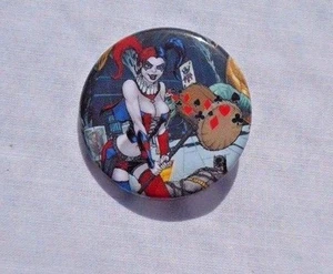 Harley Quinn Hammer Time Button Pin Neu Sexy DC Comics Lizenziert 1,25" x 1,25" - Bild 1 von 2
