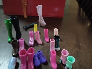 Barbie Puppe Einzelschuh und Stiefel Konvolut 21 - Bild 1 von 5