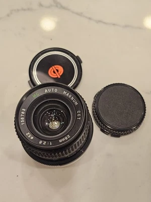 Lente MC Auto Magnum CCT 28 mm 1:2,8 para Canon con tapas de lentes Foto 1 de 4