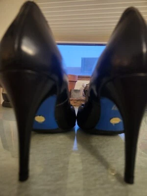 Tacones inferiores azules de diseñador italiano Loriblu con diseño festoneado Foto 1 de 4