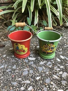 Par de cubos de arena o contenedores de dulces de colección - rojo y verde - 2 1/4" - ¡par raro! - Imagen 1 de 10