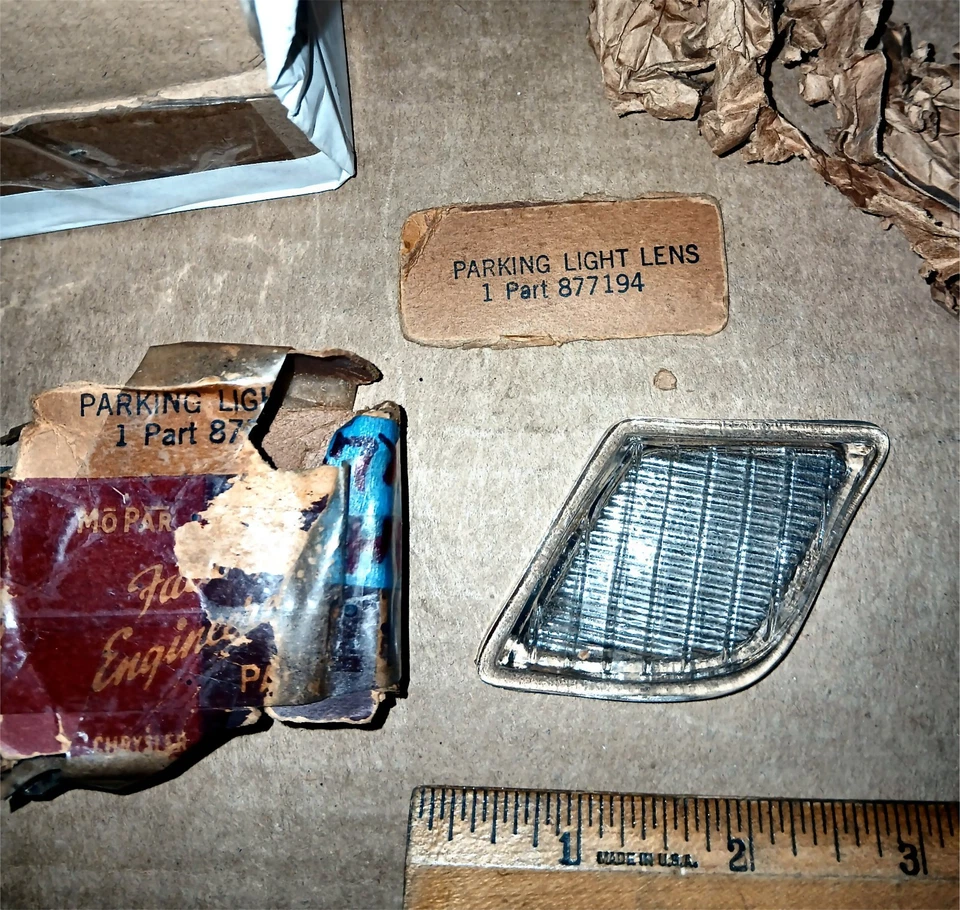 Lente de estacionamiento izquierda Dodge Mopar años 40 NOS, en caja Foto 1 de 1