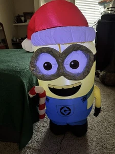 Gemmy 3,5' Airblown Minions Dave mit Weihnachtsmütze Zuckerstange aufblasbar - Display - Bild 1 von 8
