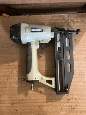 Pistola de clavos neumática Surebonder Foto 1 de 4