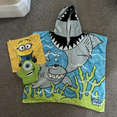 Kids Towelling Hooded Poncho & 2 Wash Flannels - Image 1 of 4