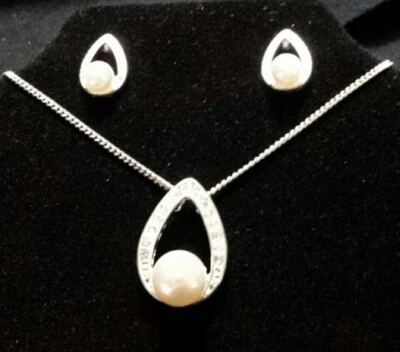 AVON MILLA подарочный набор серебристый искусственный жемчуг ожерелье и серьги шикарный новый в коробке - Изображение 1 из 4