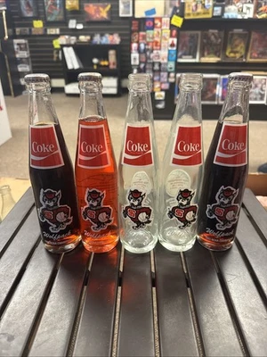 NC State Wolfpack Baloncesto - 1983 NCAA Champs Botellas de Coca-Cola de Vidrio Sin Abrir Foto 1 de 4