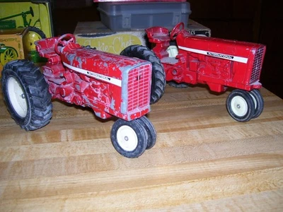 Pair of 1:16 Scale IHC International Farmall 460 560? Diecast Tractors - Image 1 of 4