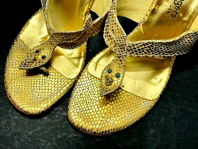 Sandalias Jack Rogers de cuero dorado para mujer de tacón de cuña con ojos verdes de serpiente animal 8 M Foto 1 de 4