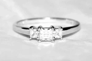 Anillo de platino de medio quilate anillo de banda de 3 piedras con sello de platino macizo 4,10 g U/10 - Imagen 1 de 10