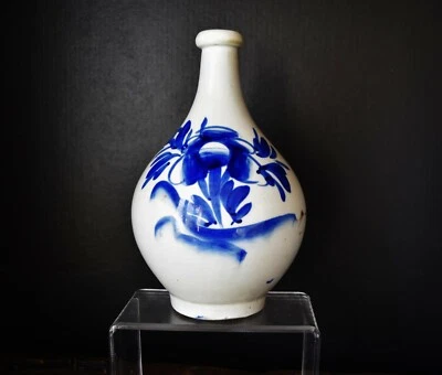 Jarrón Tokkuri de porcelana blanca y azul dinastía Joseon coreana  Foto 1 de 4