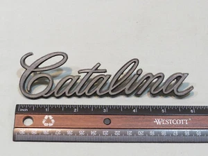 Vintage 1975-76 Pontiac Catalina Fender Script Emblem 496734 - Foto 1 di 3