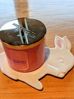 Yankee Candle Plato/Bandeja de Cerámica Conejito Blanco con Orejas y Nariz Rosa "Raro" Foto 1 de 3