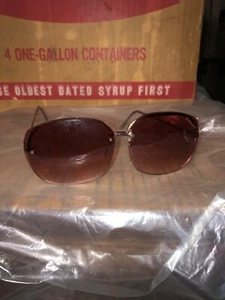 Vintage pair of Foster Grant sun glasses - used but in excellent condition women - Picture 1 of 6