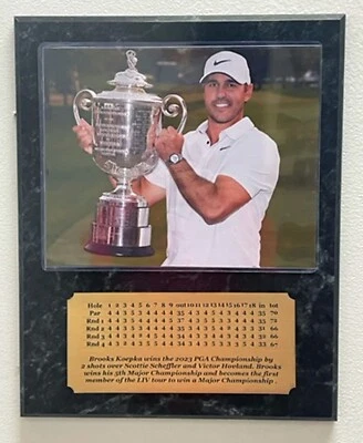 Placa fotográfica Brooks Koepka 2023 PGA Champion opcional 8x10 con placa de identificación grabada Foto 1 de 3