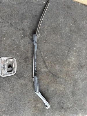 GENUINE MERCEDES BENZ W207 E CLASS FRONT WIPER ARM RIGHT SIDE A2078201044 - Image 1 of 3