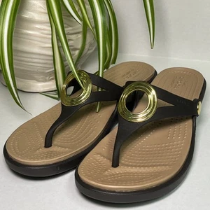 Crocs Women's Sz 8, Brown w/Gold Medallion Metallic O-Ring Wedge Thong Sandals - Picture 1 of 11