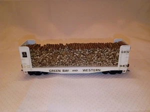 HO Scale Athearn GBW Green Bay and Western Pulpwood Gondola #985 w/ Load - Picture 1 of 5