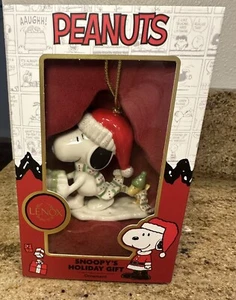 Peanuts Snoopy’s Holiday Gift Ornament (Porzellan, 24K Goldakzente) - Bild 1 von 4