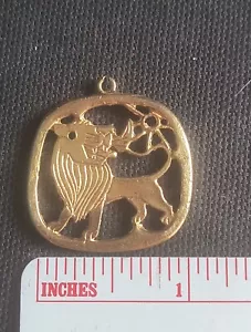 Vintage Gold Lion themed pendant 0.2 ounce - Picture 1 of 4