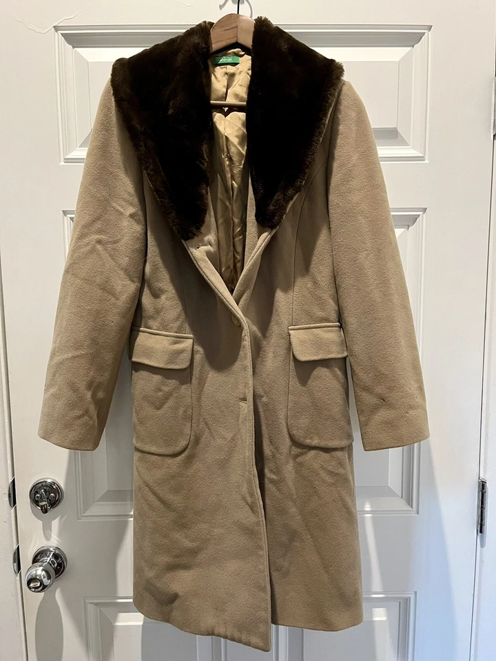 Gabardina de lana vintage United Colors of Benetton cuello de piel sintética Euro 42 Foto 1 de 4