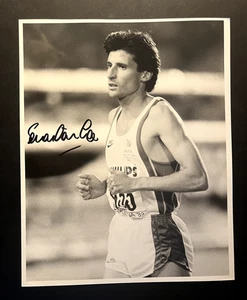 SEBASTIAN COE - GREAT BRITISH OLYMPIC LEGEND - EXCELLENT SIGNED B/W PHOTOGRAPH - Picture 1 of 1